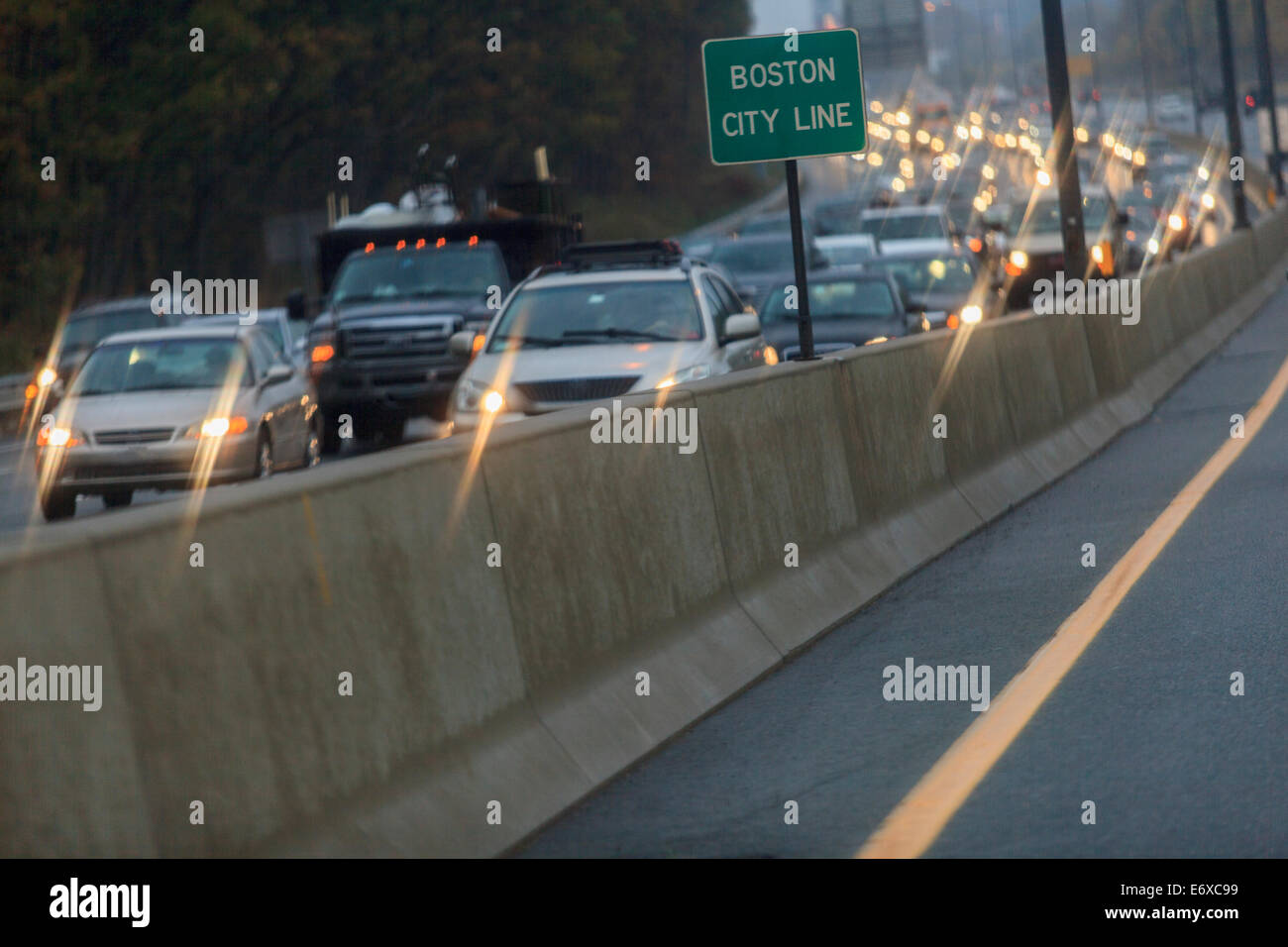 Feierabendverkehr auf Mass Pike in Richtung Newton in Boston, Massachusetts, USA Stockfoto