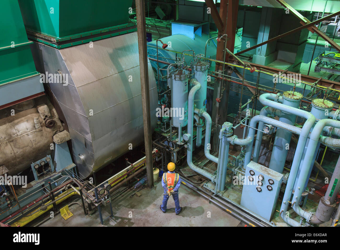 Ingenieur in Gas Turbine Kraftwerk Abgas Gas und Kondensation Prozess Zimmer Stockfoto