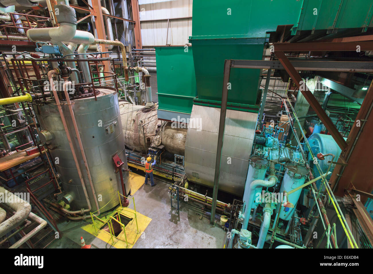 Ingenieur in Gas Turbine Kraftwerk Abgas Gas und Kondensation Prozess Zimmer Stockfoto