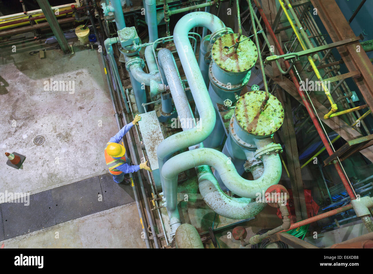 Ingenieur in Gasturbinen Kraftwerk Abgas Gas und Kondensation Prozess Raum Überprüfung Meter Stockfoto
