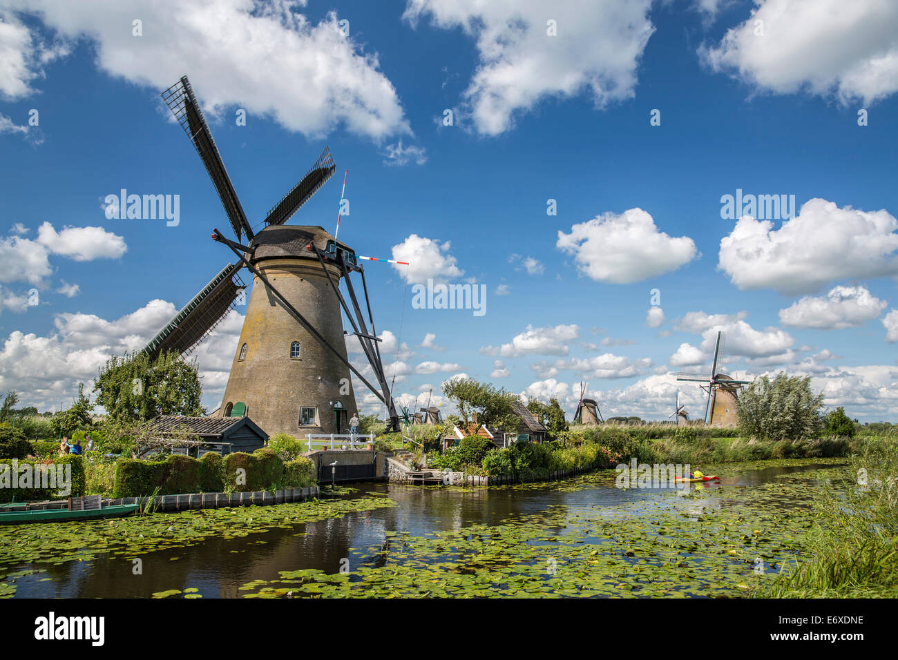Niederlande, Kinderdijk, Windmühlen in Ausflüge Polder, UNESCO-Weltkulturerbe. Kajak Stockfoto