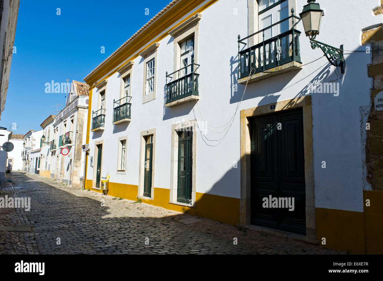 Gebäude in der Altstadt am Faro Algarve Portugal. Stockfoto