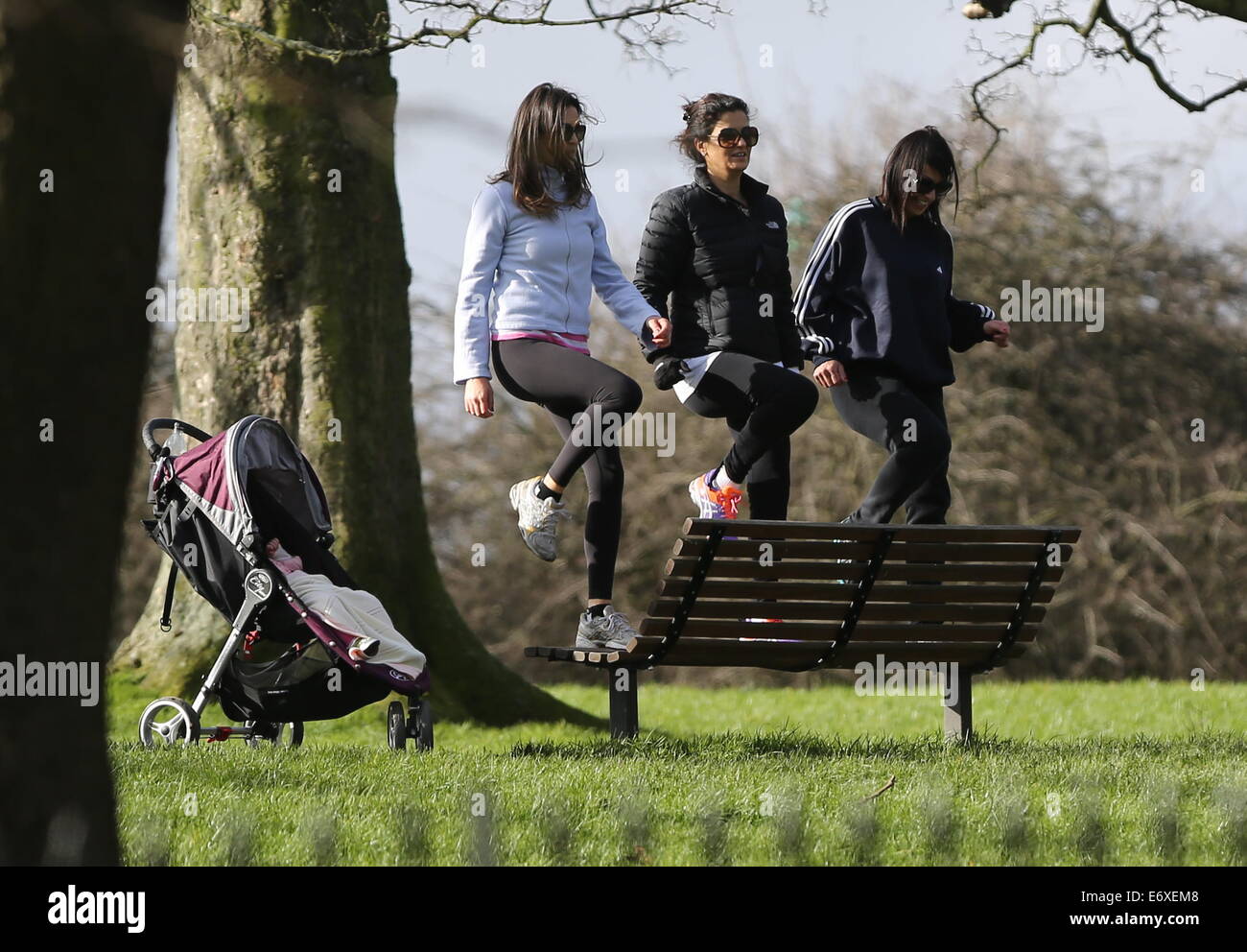 Heiße Wetter-Fotos von Primrose Hill mit Damen trainieren und Wanderer auf Hampstead Heath. Heute war sehr warm vor dem kommenden schlechten Wetter.  Mitwirkende: Heiße Wetter Fotos Damen Training auf Primrose Hill wo: London, Vereinigtes Königreich bei: 26 Feb Stockfoto