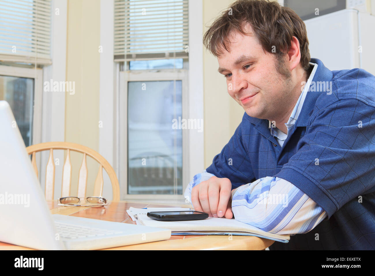 Programmierer mit Asperger auf seinem Computer von zu Hause aus arbeiten Stockfoto