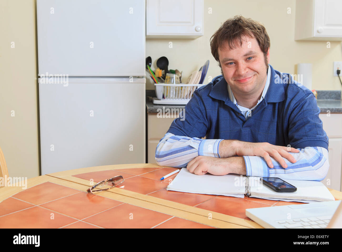 Programmierer mit Asperger auf seinem Computer von zu Hause aus arbeiten Stockfoto