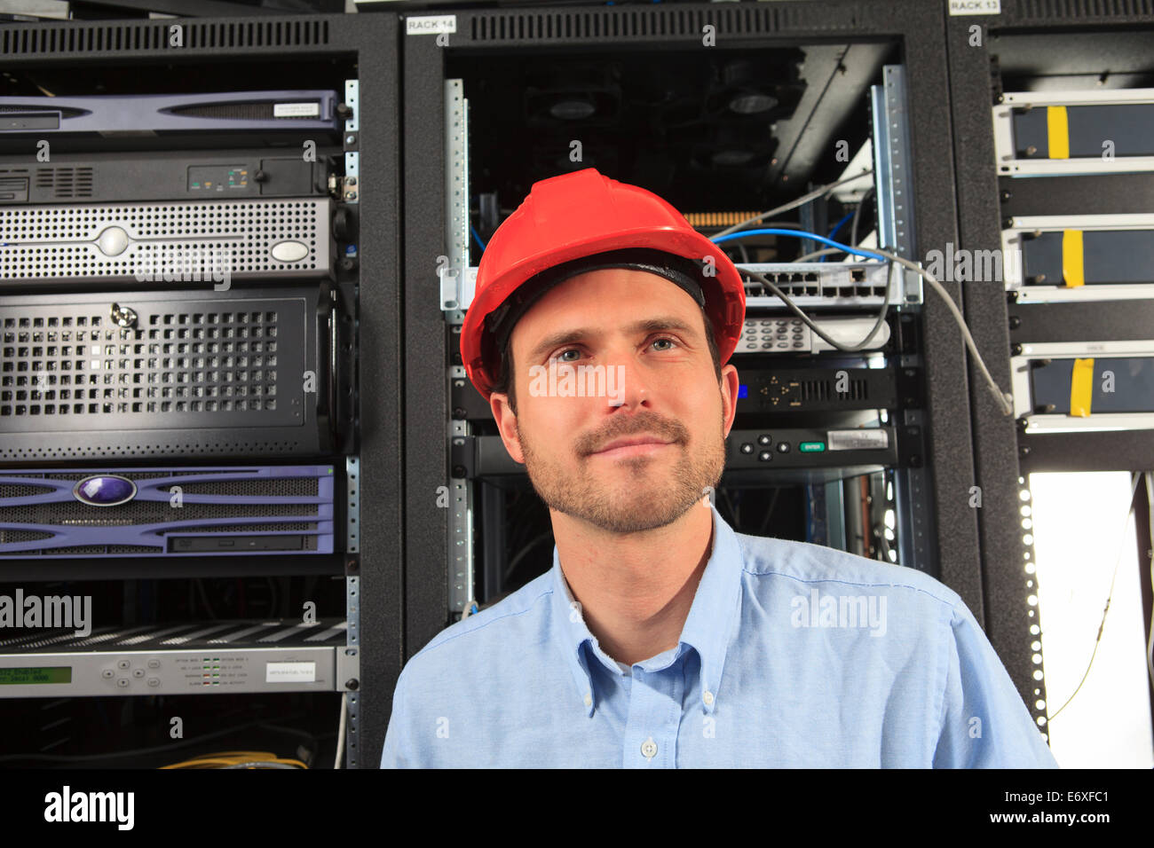 Netzwerktechniker in Daten-Verteilzentrum Stockfoto