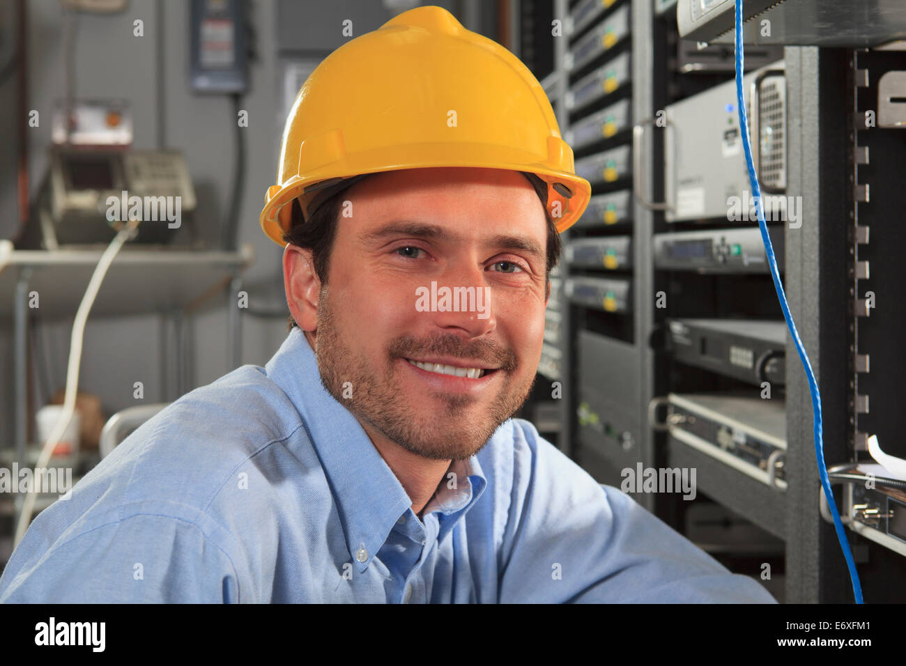 Netzwerktechniker in Daten-Verteilzentrum Stockfoto