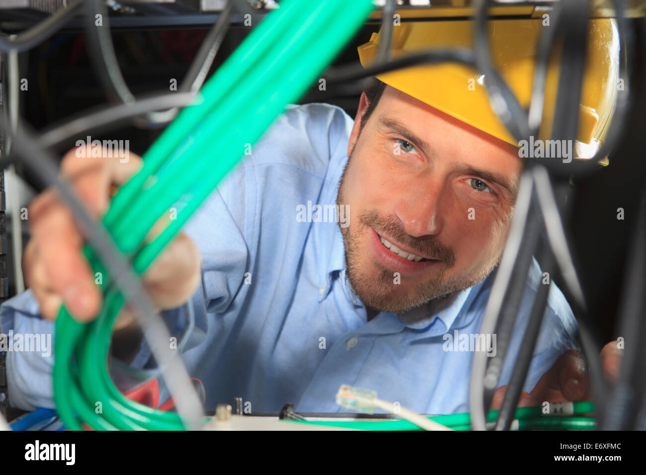 Netzwerktechniker, die Bündelung der Kabel für strukturierte Verkabelung Stockfoto