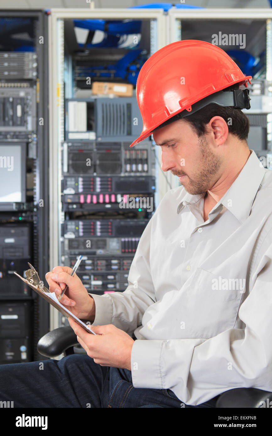 Netzwerktechniker mit Clip Board Überprüfung Kontrollsysteme im Data center Stockfoto