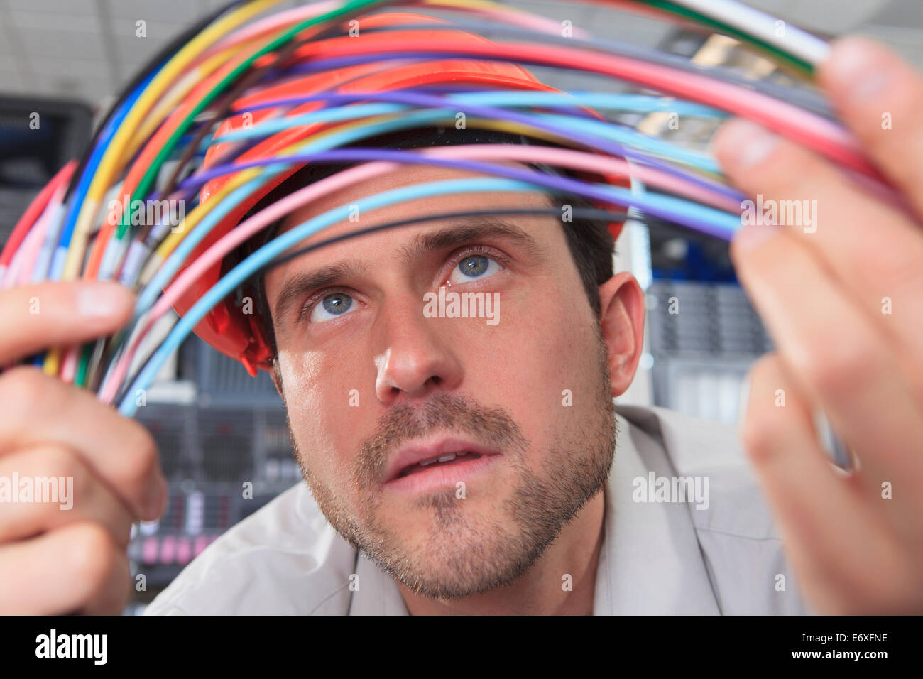 Netzwerktechniker Prüfung Multi Farbe Glasfaser und Kupfer Kabel im Data center Stockfoto