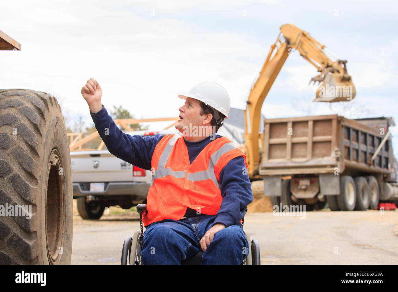 Bauingenieur mit Querschnittlähmung im Gespräch mit front-End-Loader-operator Stockfoto