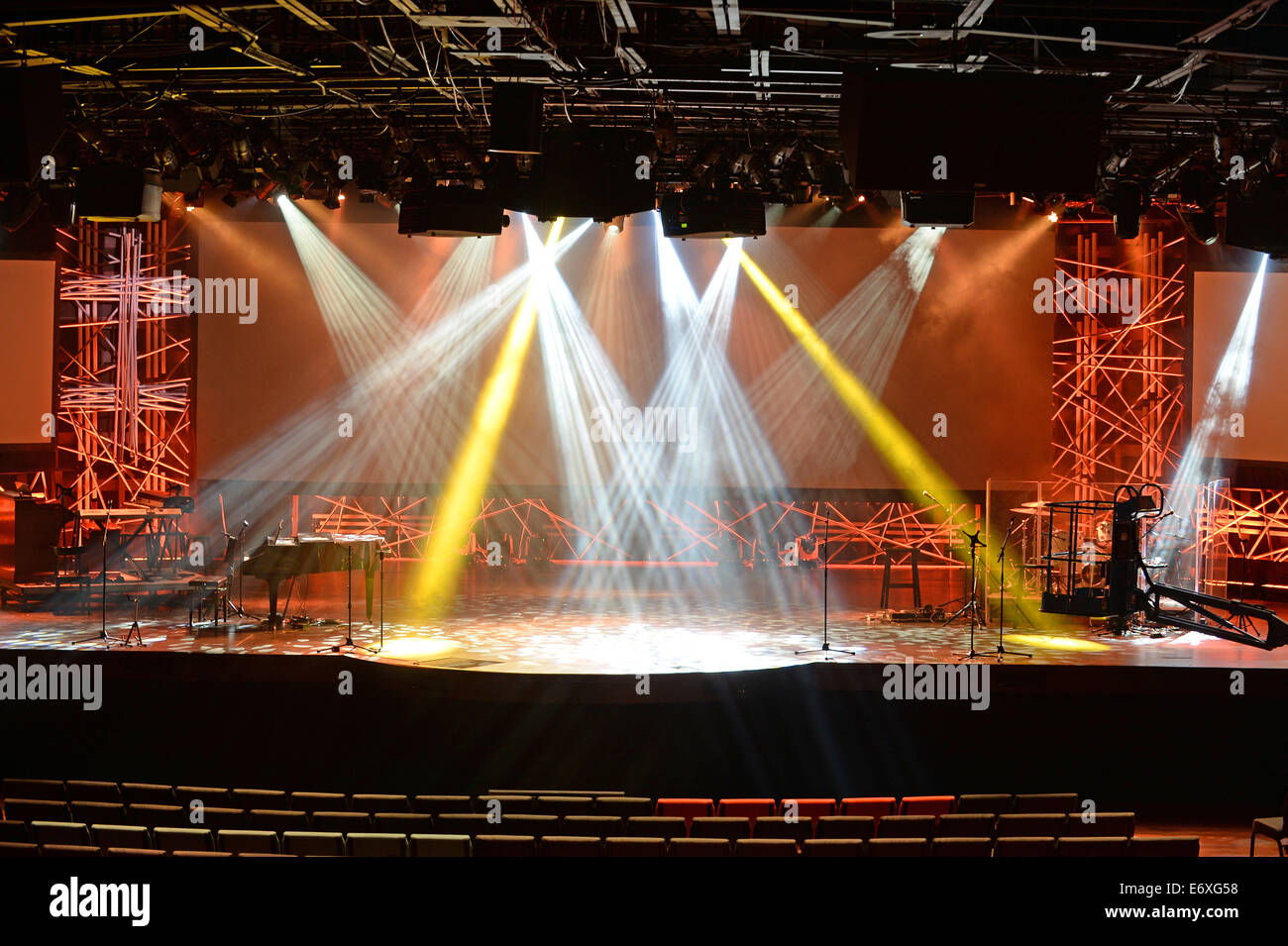 Moderne Bühne mit warmer Beleuchtung vor einem Konzert Stockfoto
