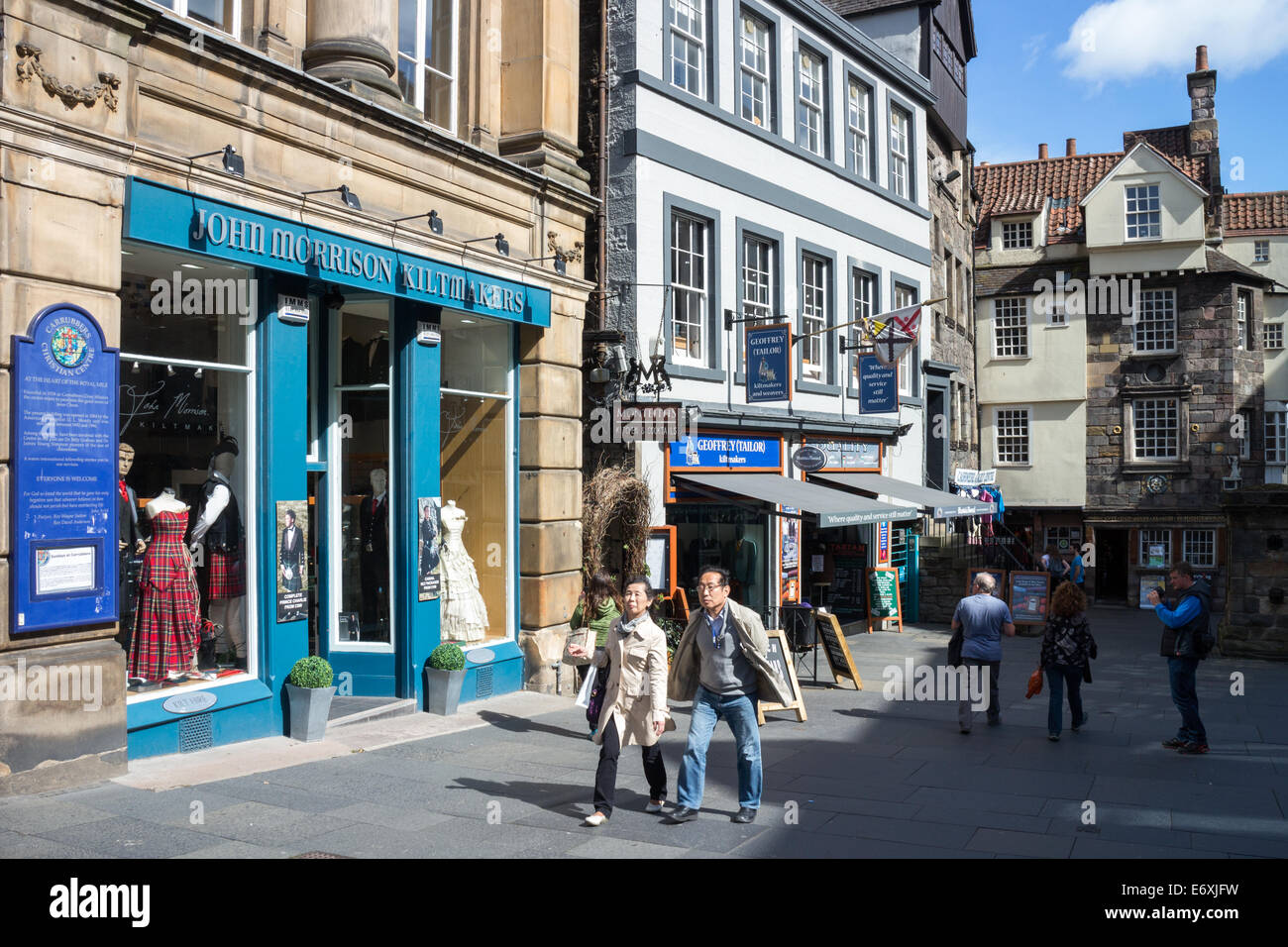 Shopping-Fans und Touristen auf der Royal Mile mit John Knox House im Hintergrund. Stockfoto