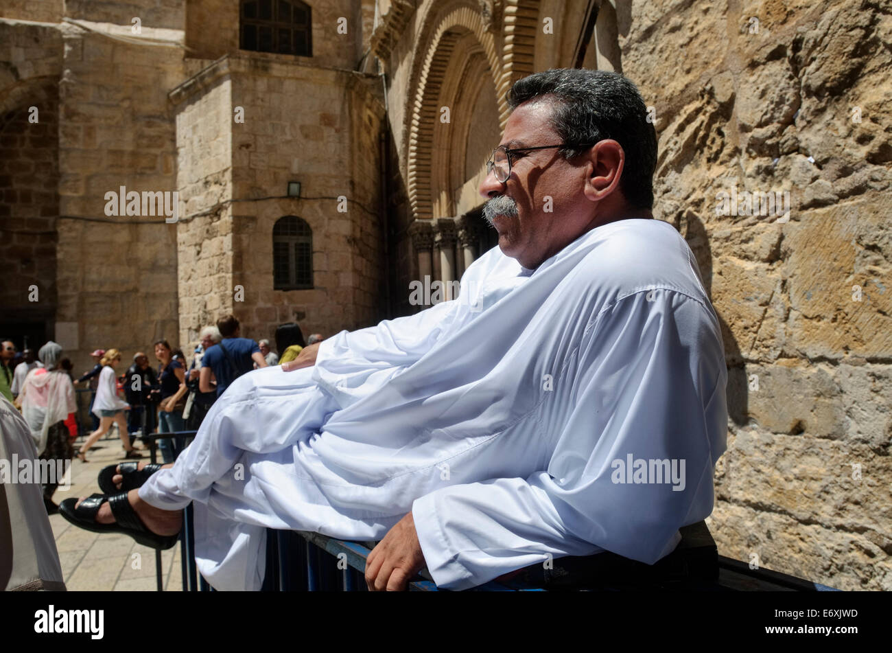 Menschen, die Ruhe nach Prozession auf dem Hof der Kirche des Heiligen Grabes am Karfreitag in der alten Stadt von Jerusalem, Israel Stockfoto