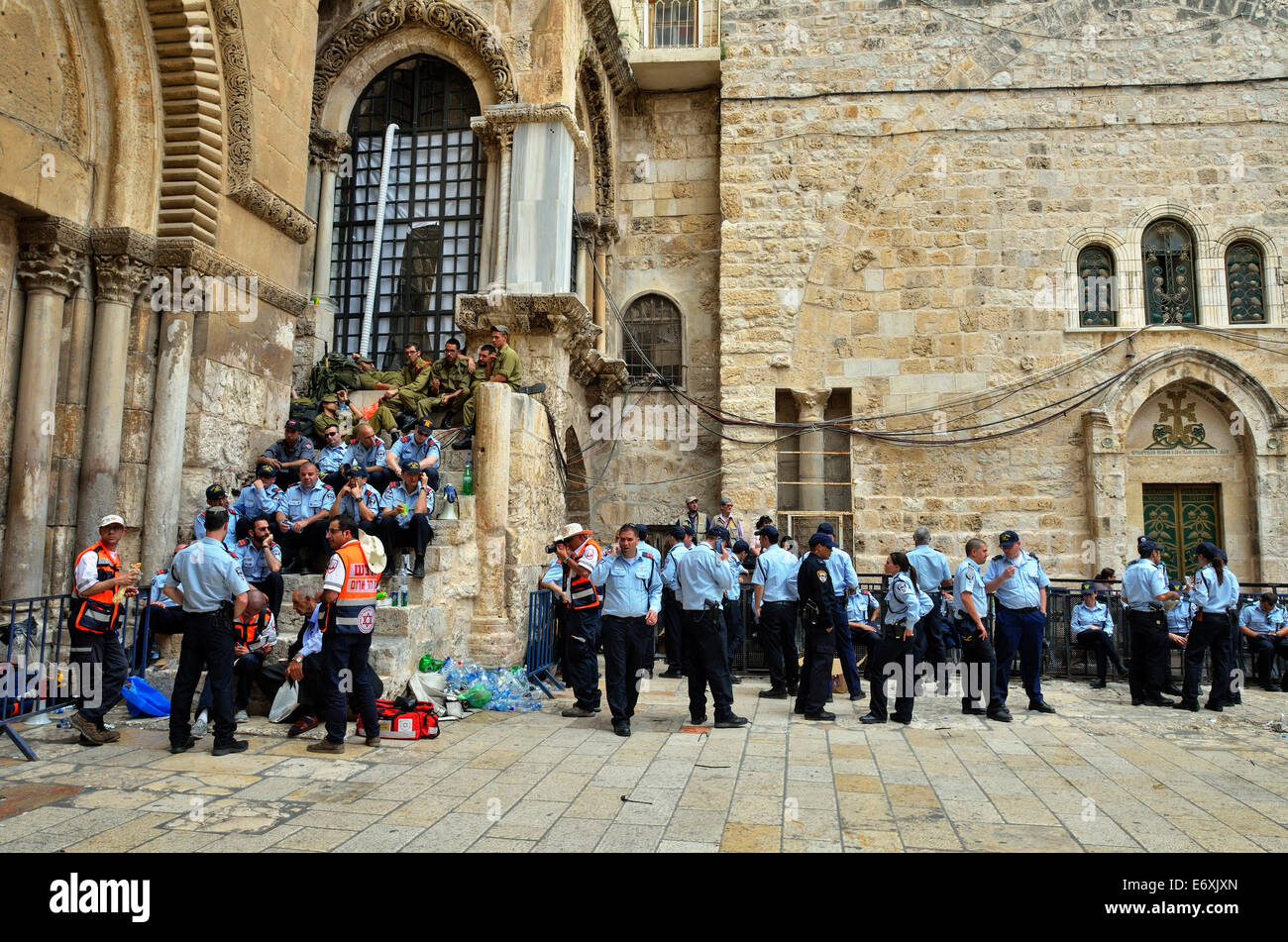 Polizei stehen im Hof der Kirche des Heiligen Grabes Heiliges Feuer Zeremonie in Jerusalem, Israel Stockfoto