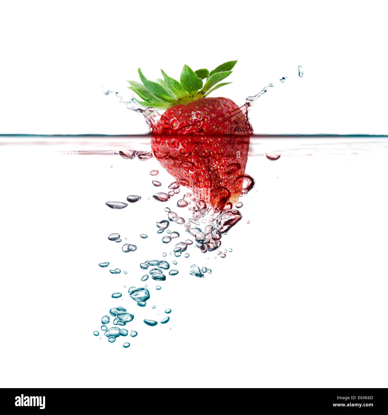 Strawberry Splash in kristallklarem Wasser, auf weißem Hintergrund Stockfoto