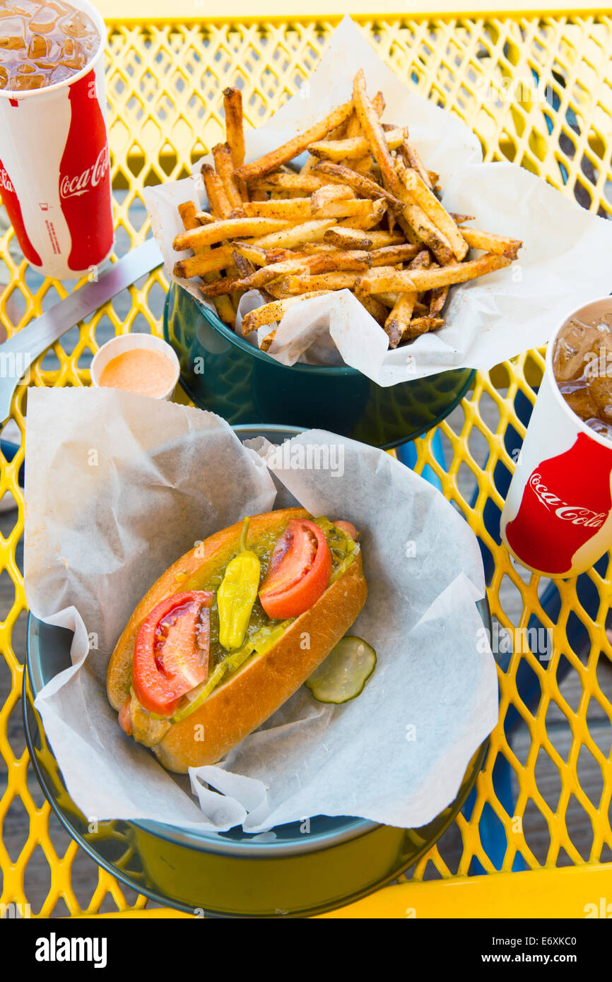 USA, New Jersey, Wildwood, Mauis Hundehütte, Gourmet Hotdogs und Pommes frites Stockfoto