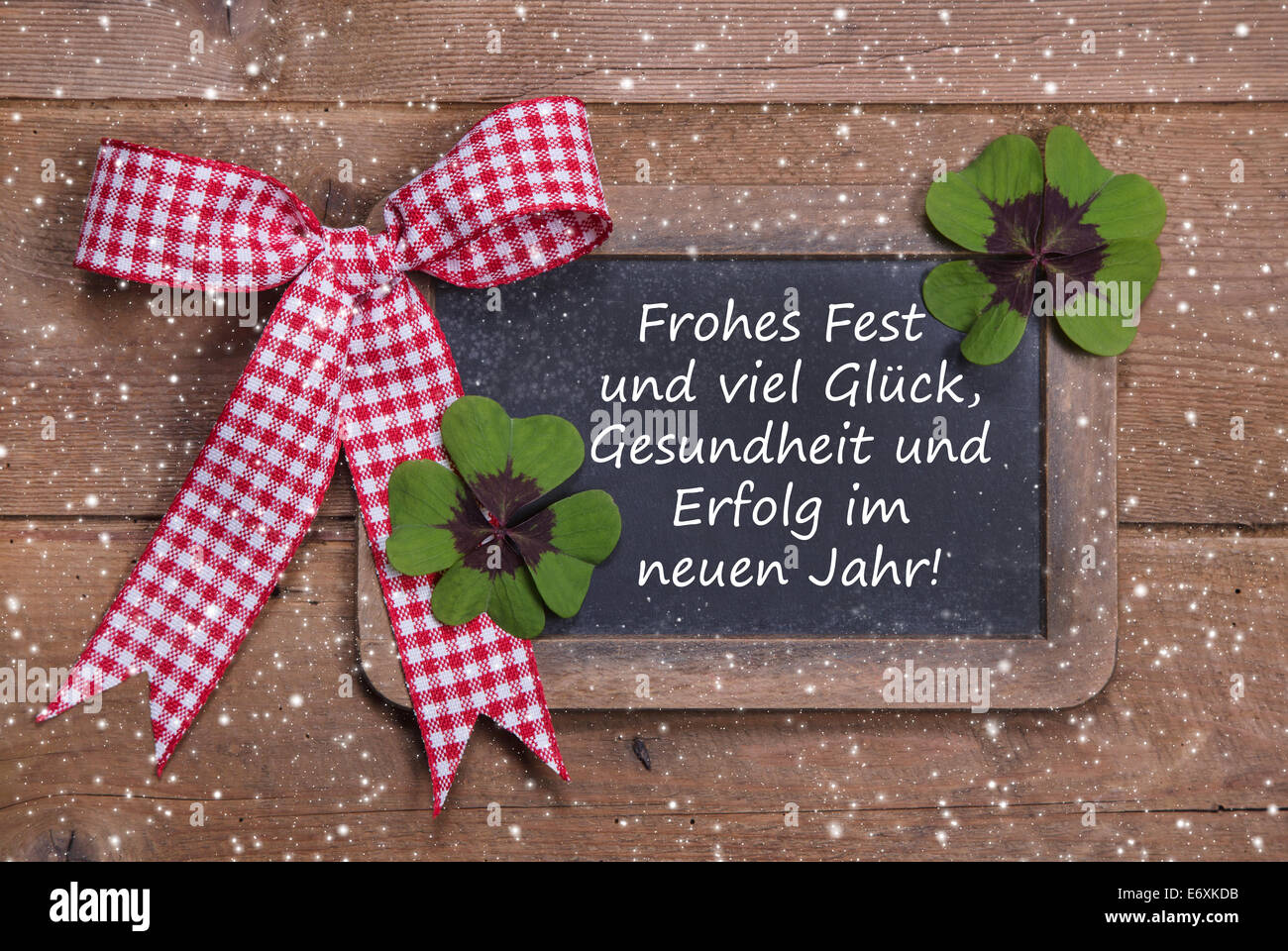 Grußkarte für Weihnachten und glückliches neues Jahr mit Kleeblätter im