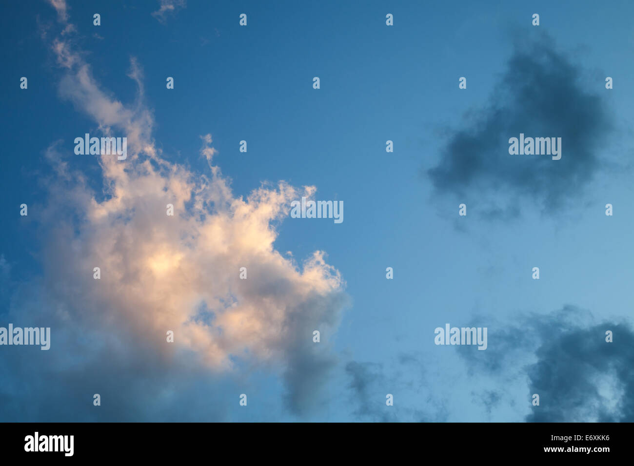 Wolken am Abendhimmel, Foto Hintergrundtextur Stockfoto