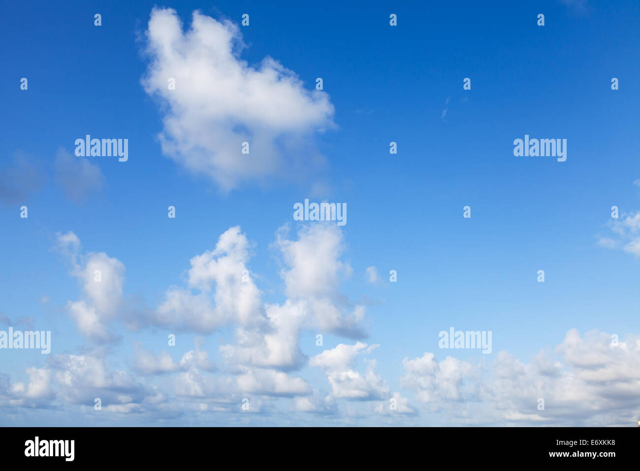 Hintergrundtextur strahlend blauer Himmel mit weißen Wolken Stockfoto
