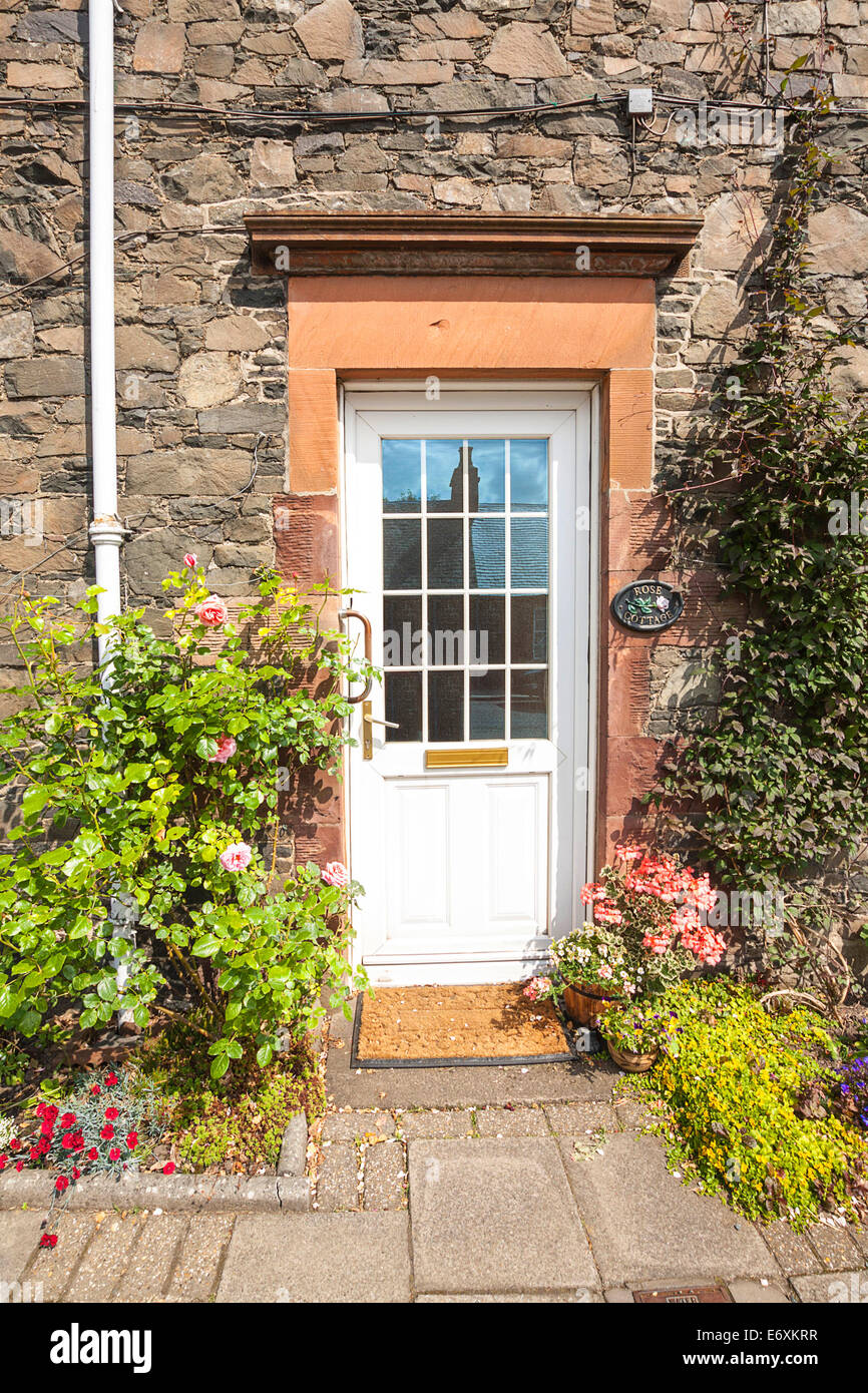 Schöne Blumen und alten Fenster im schottischen Dorf Stockfoto