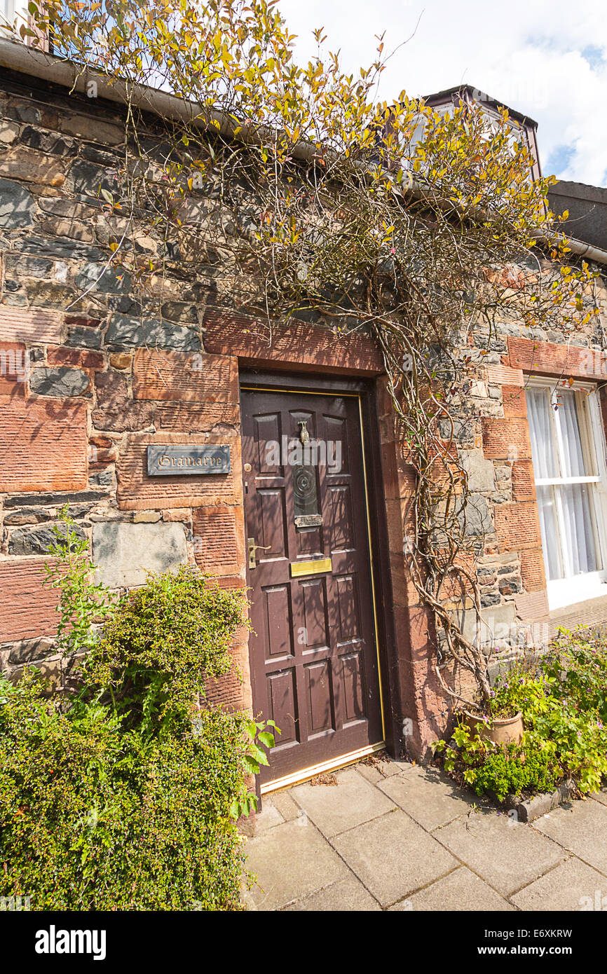Schöne Blumen und alten Fenster im schottischen Dorf Stockfoto