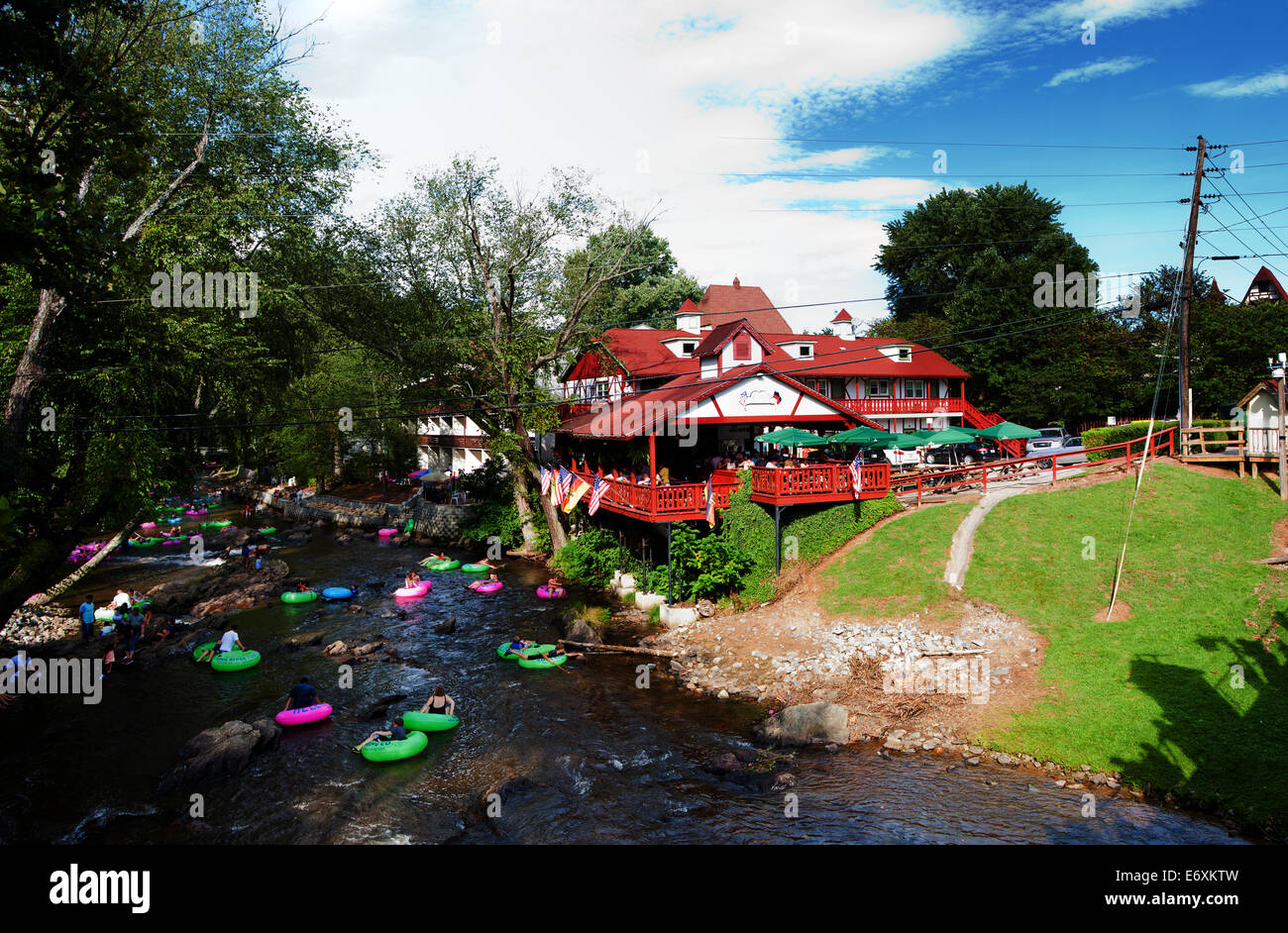 Helen, GA, USA - 31. August 2014: Touristen Spaß Schläuche im Chattahoochee River, vorbei an Restaurant Café in Alpine Helen, GA. Stockfoto