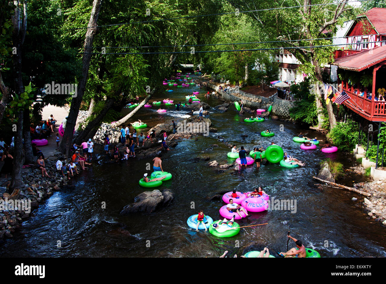 Helen, GA, USA - 31. August 2014: Touristische Schläuche den lazy River Chattahoochee in Alpine Helen, GA. Stockfoto