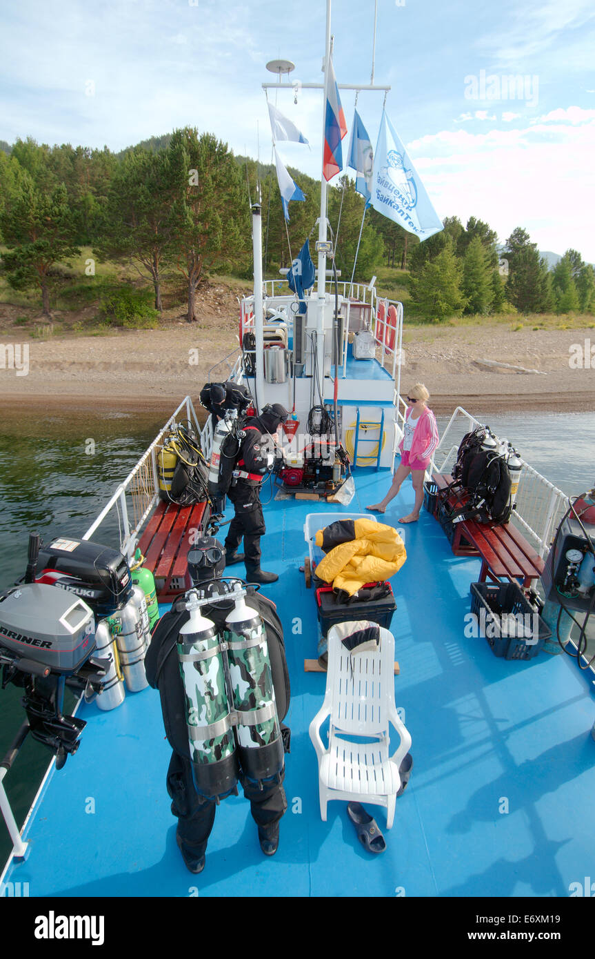 Taucher Tauchen vorbereiten. Baikalsee, Sibirien, Russland, Eurasien Stockfoto