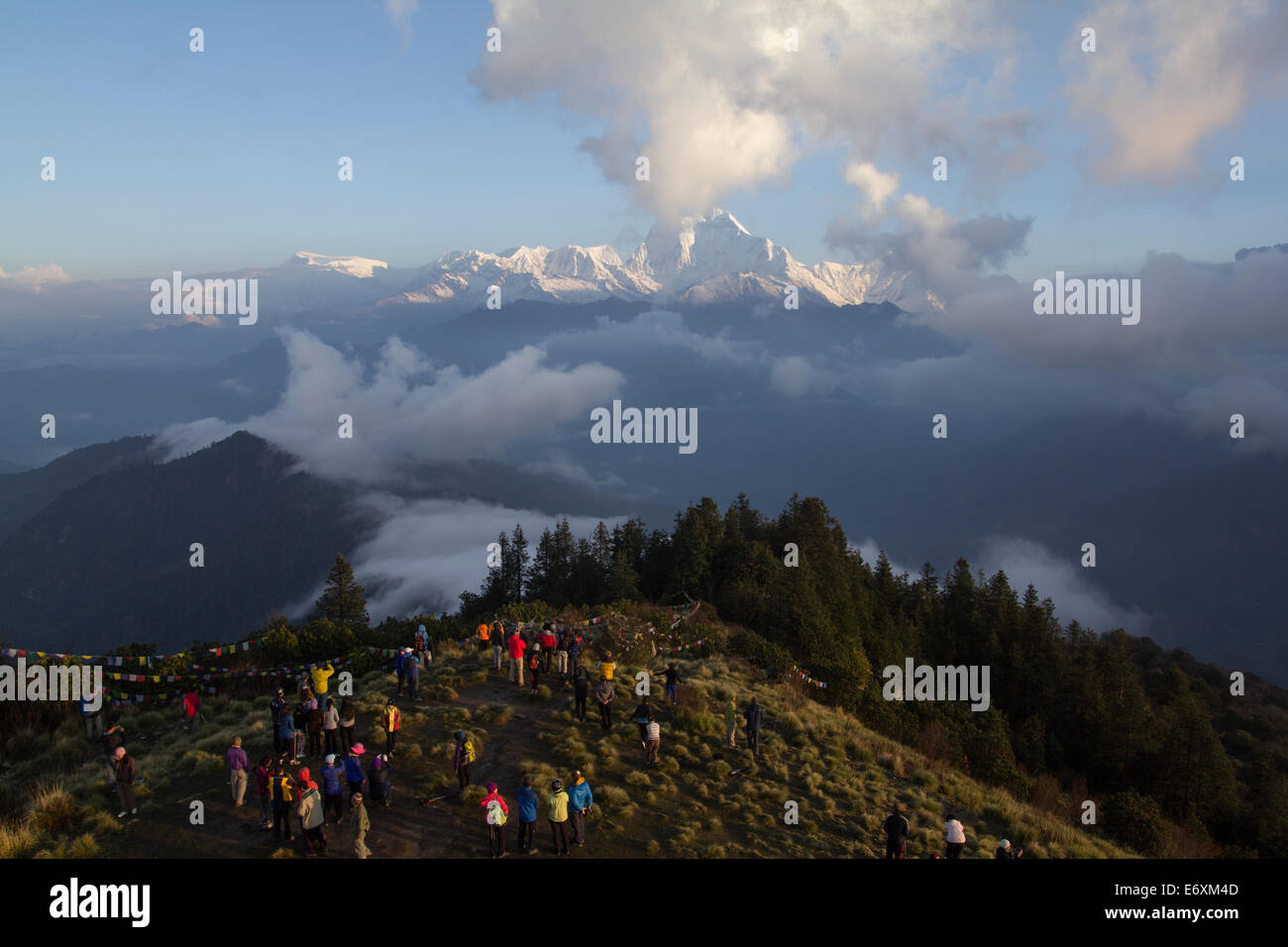 Sonnenaufgang am Poon Hill Aussichtspunkt in der Nähe von Ghorepani in Nepal Zuschauern. Stockfoto