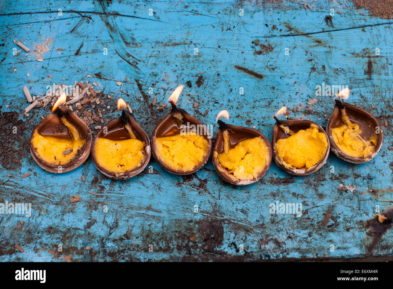 Deeyas, oder votive Kerzen auf einem hinduistischen Puja, Assam, Indien Stockfoto