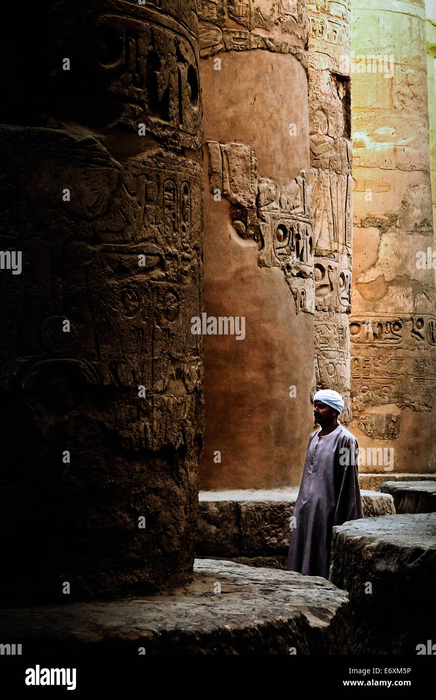 Tempel bewachen in der Säulenhalle der Tempel von Karnak, Luxor, Ägypten, Afrika Stockfoto