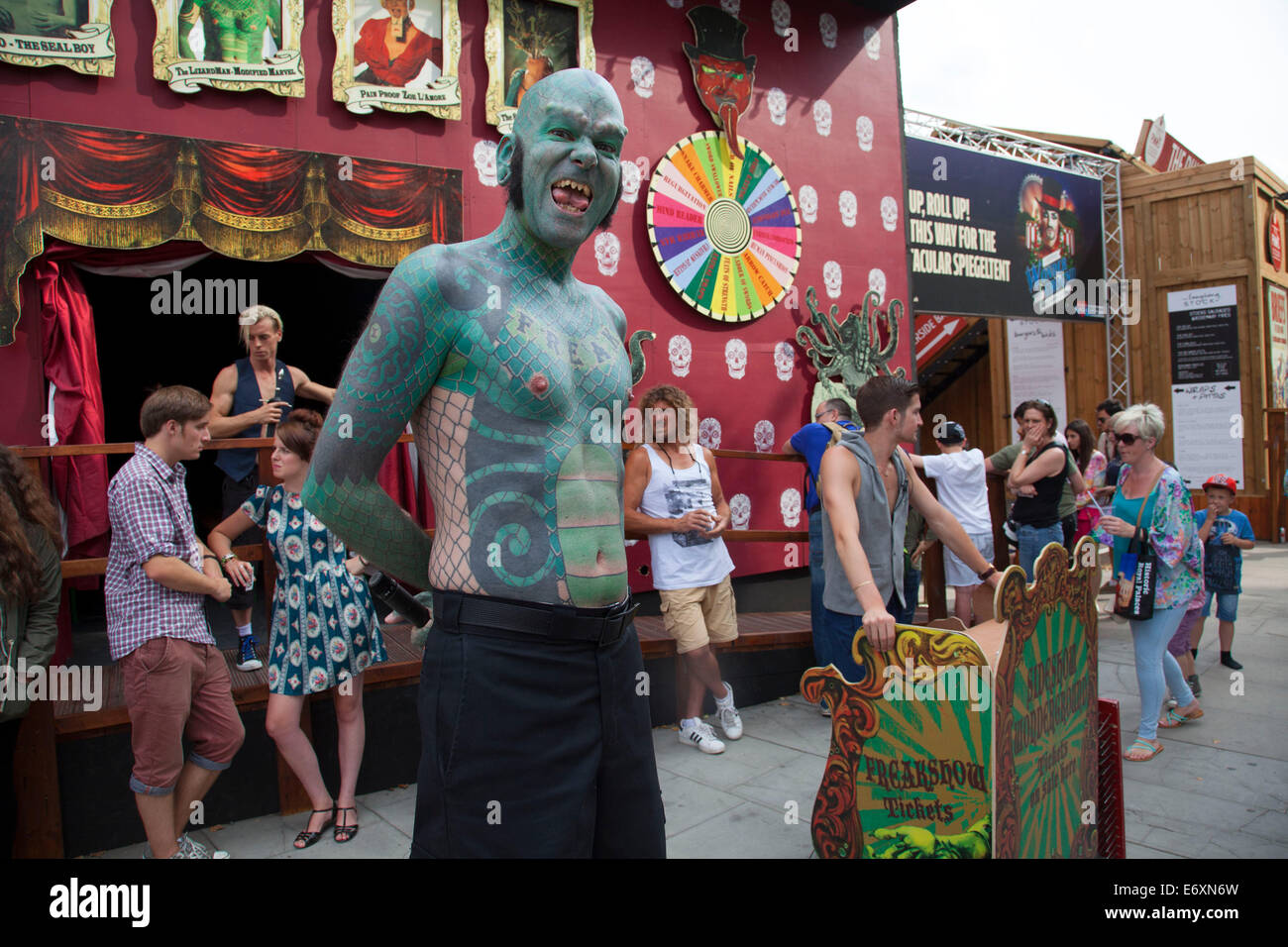 Mitglieder aus London Wonderground Sideshow Freakshow führen Sie eine kostenlose Anzeige, Kunden zu locken. Eidechse Mann führt die Handlungen. Southbank, London, UK. Stockfoto