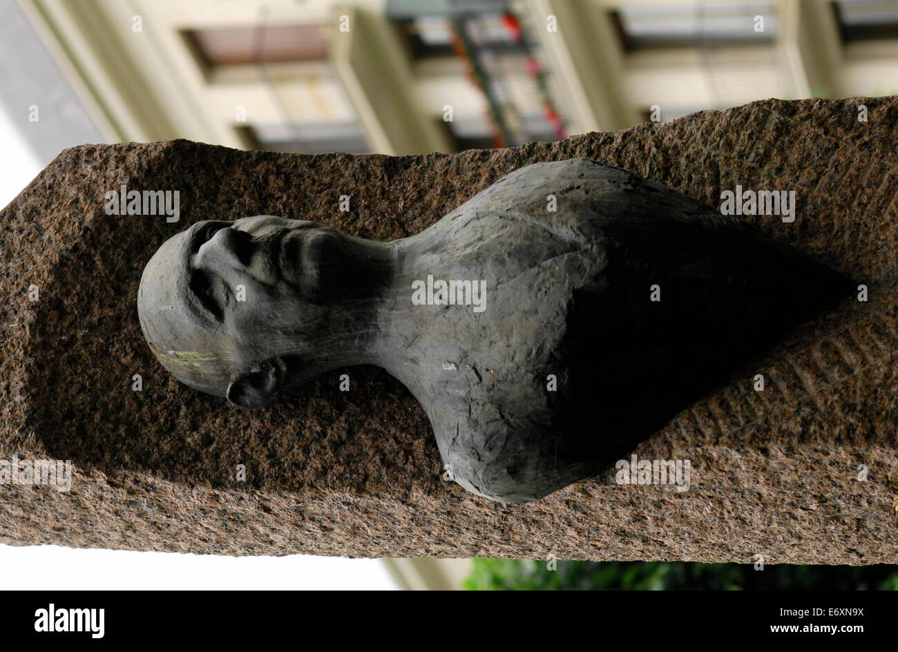 VINCENNES, FRANKREICH. -BRONZE-BÜSTE VON GENERAL CHARLES DE GAULLE IN ORT GENERAL DE GAULLE. FOTO: JONATHAN EASTLAND/AJAX Stockfoto