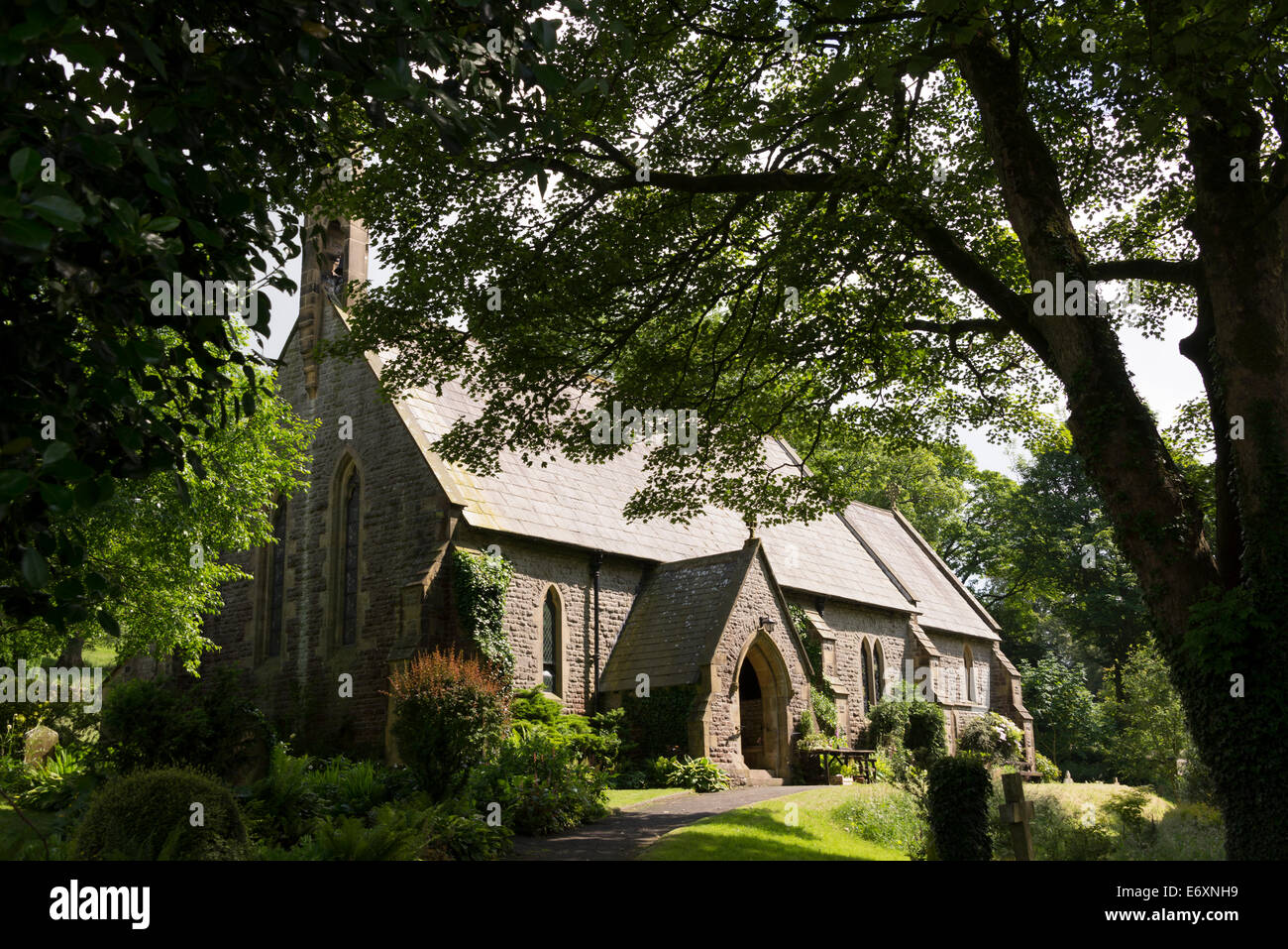 Die Kirche des Heiligen Johannes der Evangelist, Langcliffe, North Yorkshire, England, UK. Stockfoto