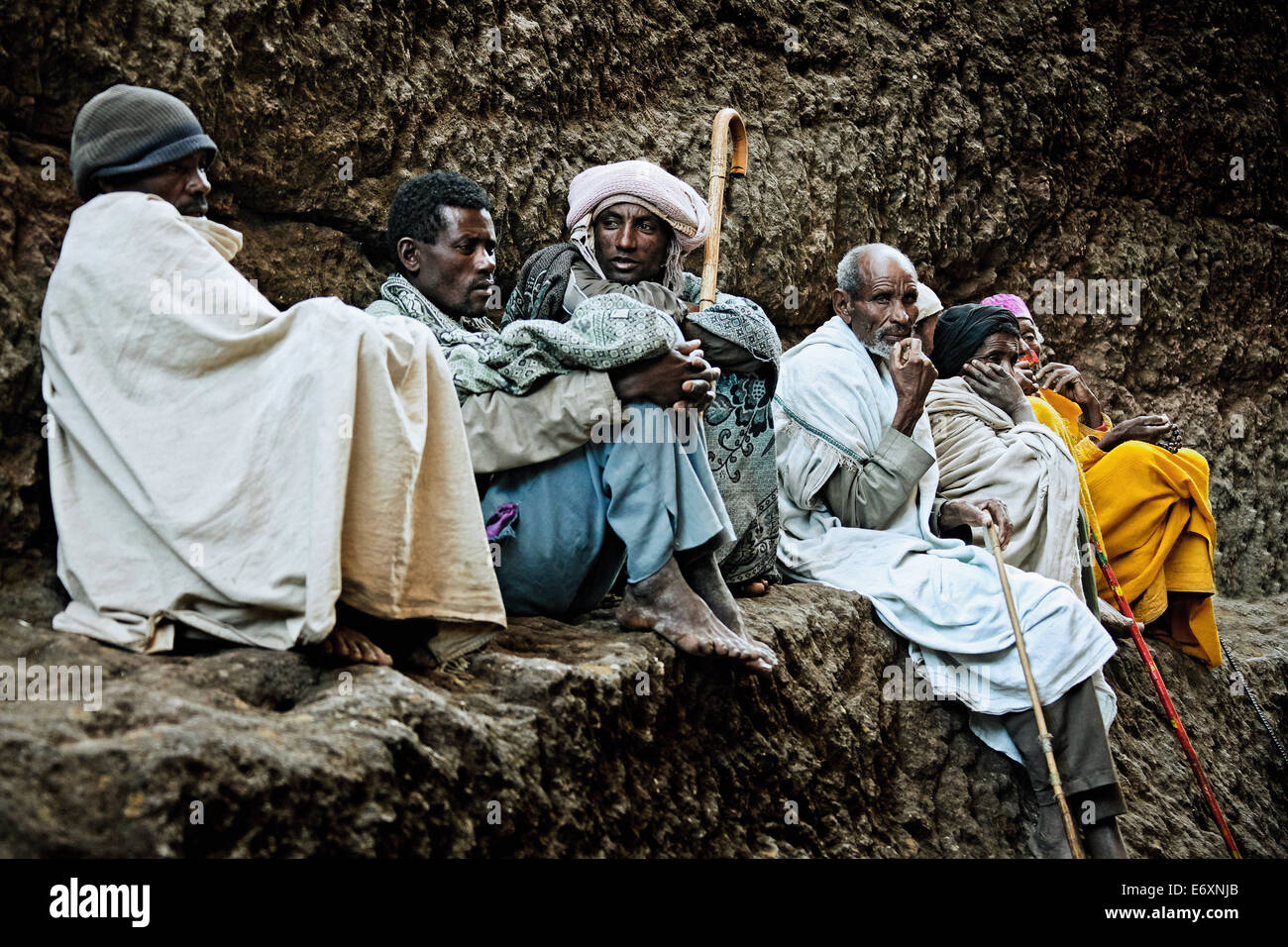 Eine Gruppe von Pilgern, die sitzen auf Felsen, Lalibela, Äthiopien, Afrika Stockfoto