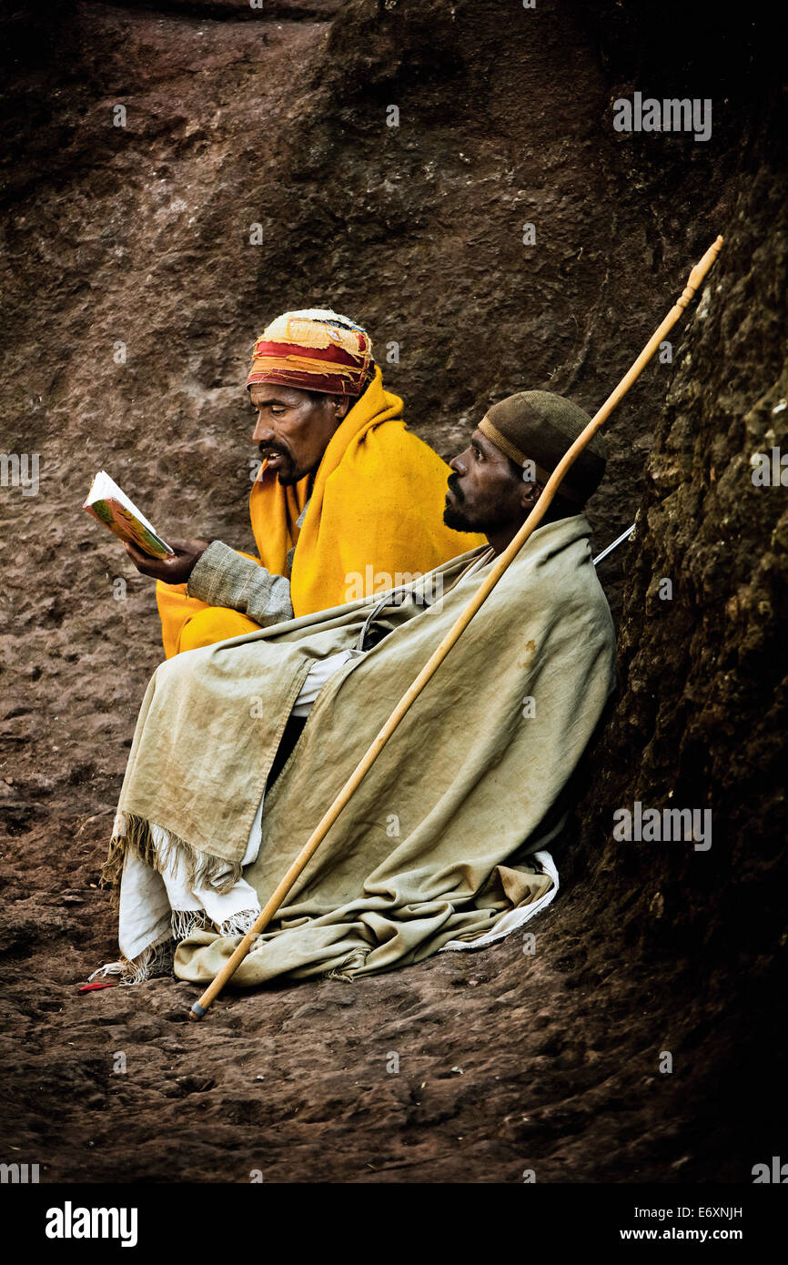 Zwei Pilger sitzen auf Felsen, Lalibela, Äthiopien, Afrika Stockfoto