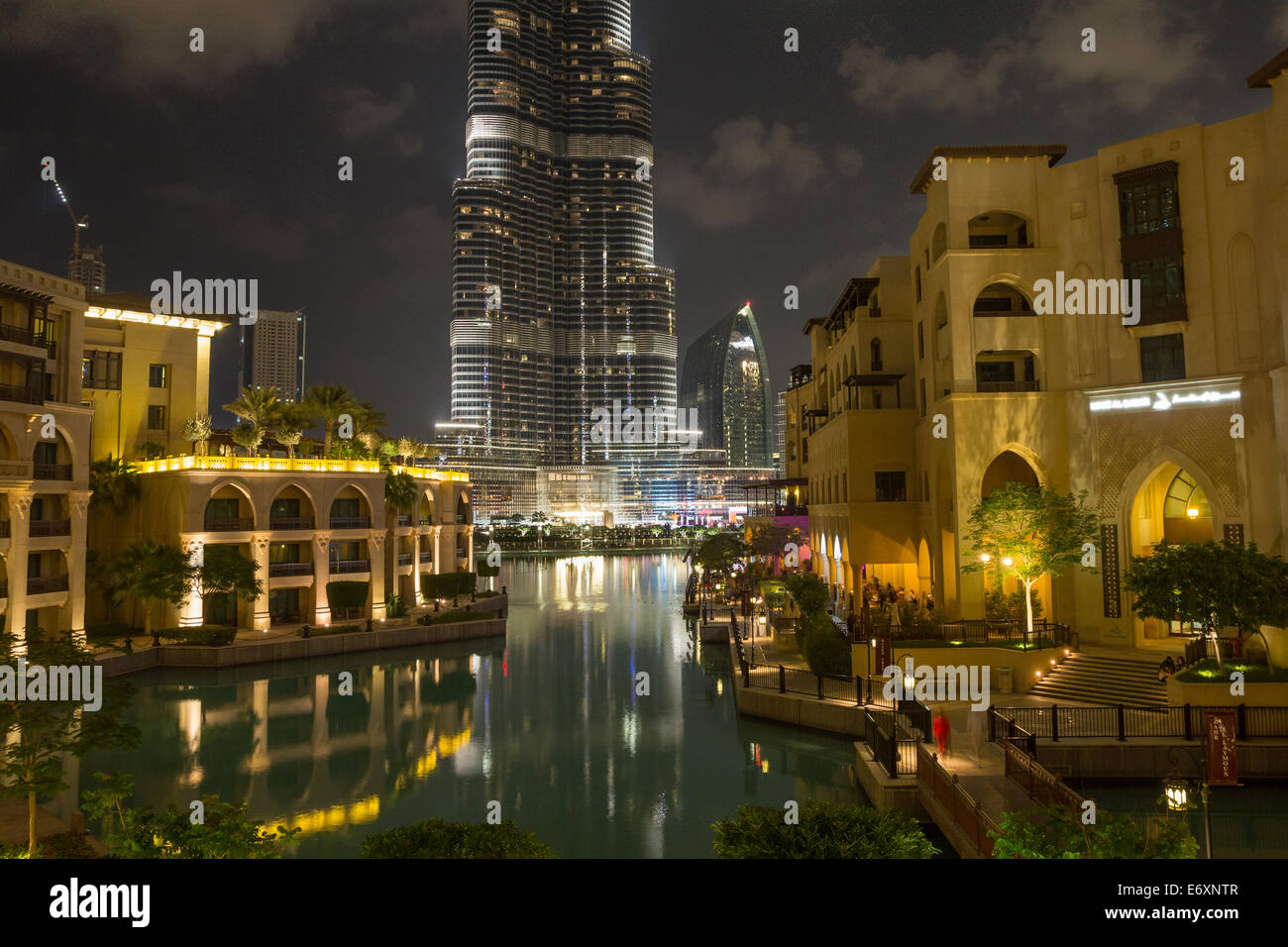 Souk Al Bahar mit Blick auf Burj Khalifa in Dubai, Vereinigte Arabische Emirate. Stockfoto