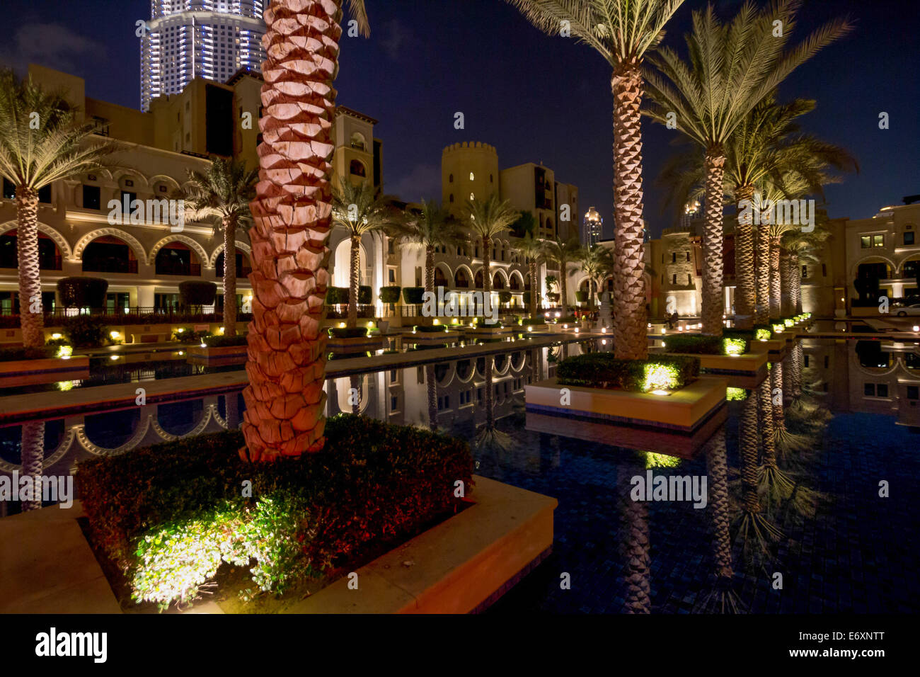 Das Palasthotel in Dubai bei Nacht. Stockfoto