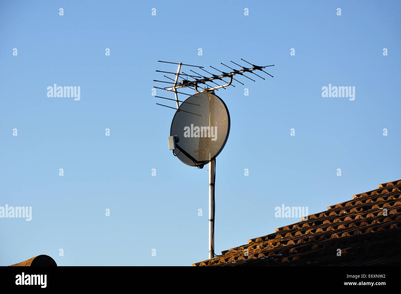 Satellitenschüssel und TV Antenne am Dach des Hauses, Stanwell Moor, Surrey, England, Vereinigtes Königreich Stockfoto