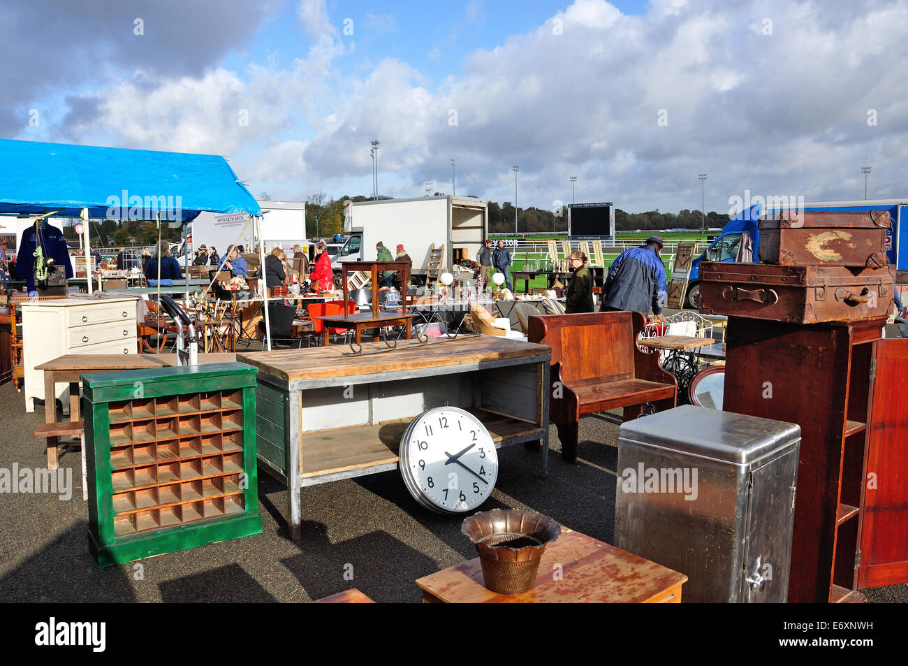 Sunbury Antiquitätenmarkt, Kempton Park Racecourse, Sunbury-on-Thames, Surrey, England, Vereinigtes Königreich Stockfoto