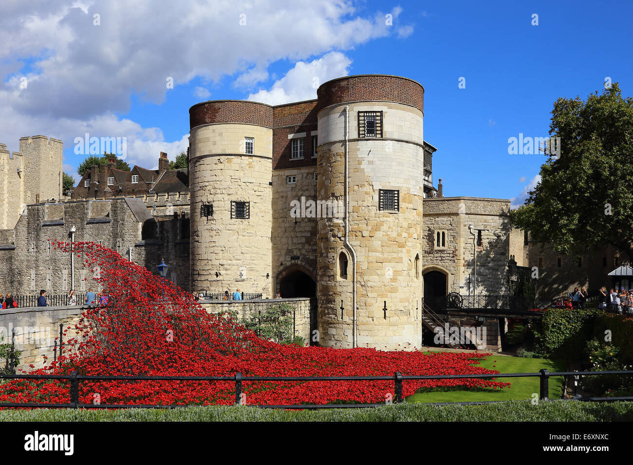 Tower von London Graben dekoriert mit Mohnblumen im Gedenken an den 100. Jahrestag des ersten Weltkriegs Stockfoto