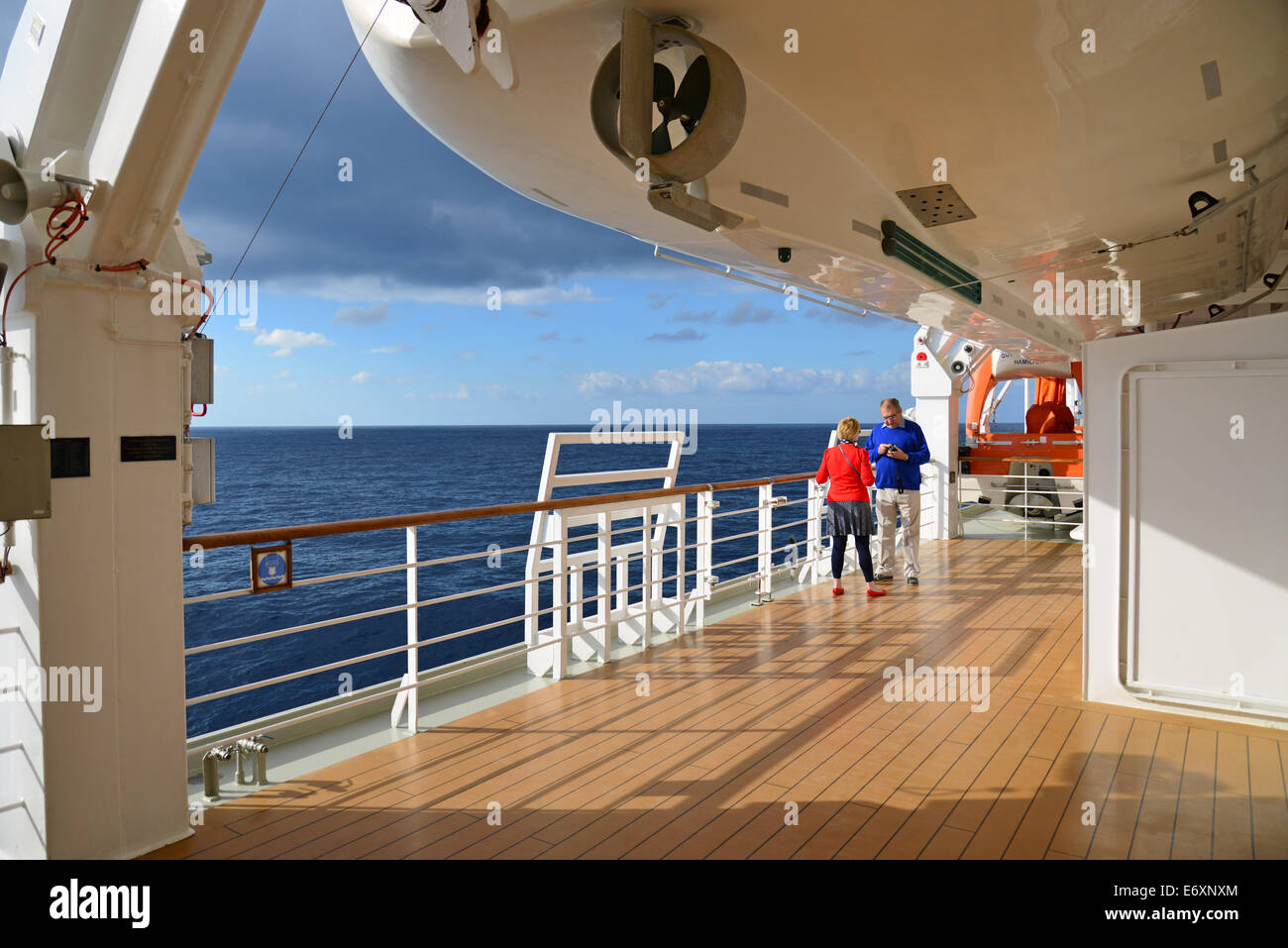Passagiere an Deck der Cunard MS Queen Victoria (QV) Kreuzfahrtschiff, Golf von Biscaya, Atlantik, Europa Stockfoto