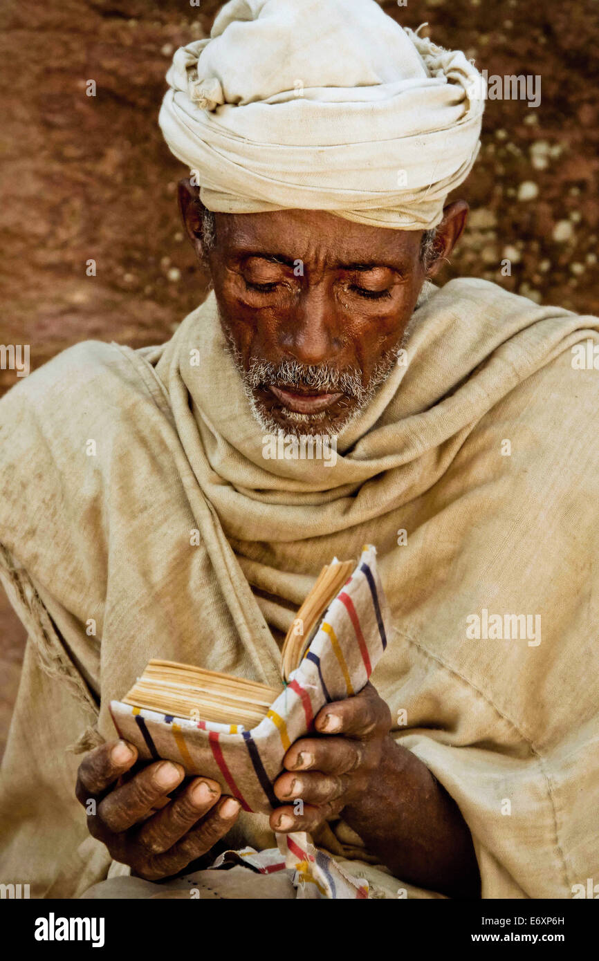 Priester, die Lektüre der Bibel, Lalibela, Äthiopien, Afrika Stockfoto