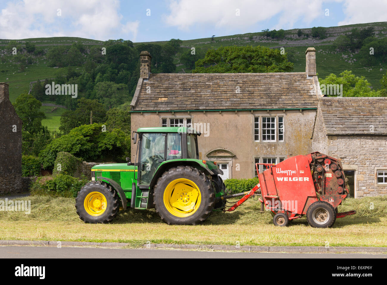 Traktor Ernte auf dem Dorfplatz. Arncliffe Village, North Yorkshire, England, UK. Stockfoto