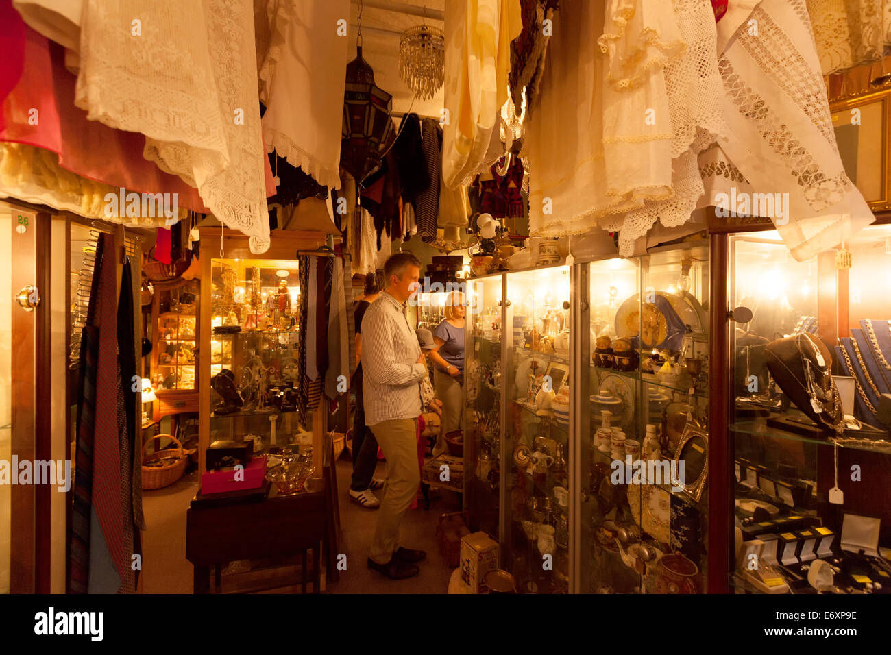 Menschen beim Einkaufen in einer antiken und BRIC-Brac-Shop, Lincoln, England UK Stockfoto