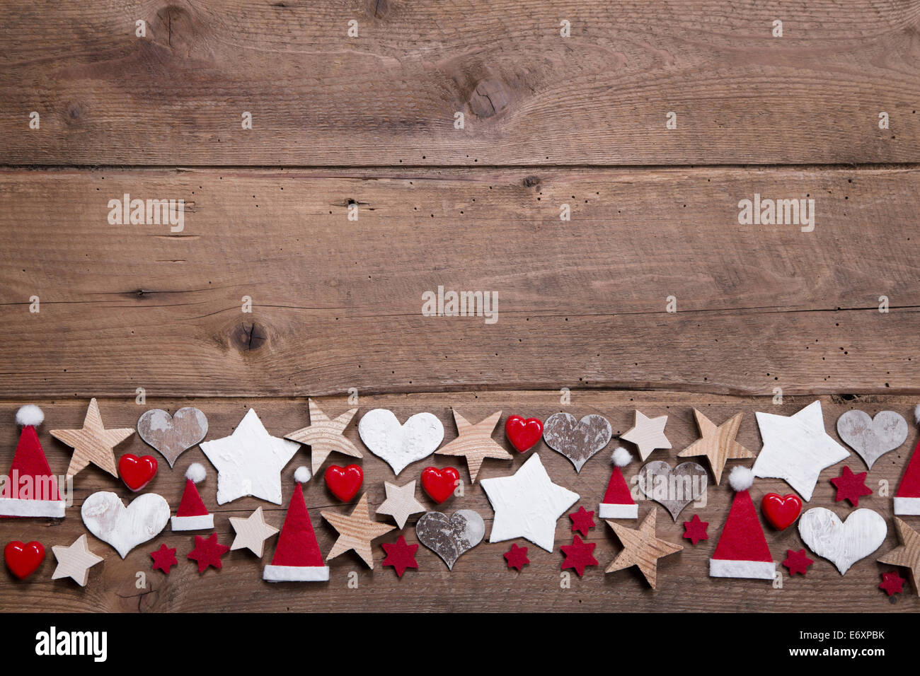 Herzen und Sterne Weihnachtsdekoration als Rand oder Rahmen auf hölzernen Hintergrund Stockfoto