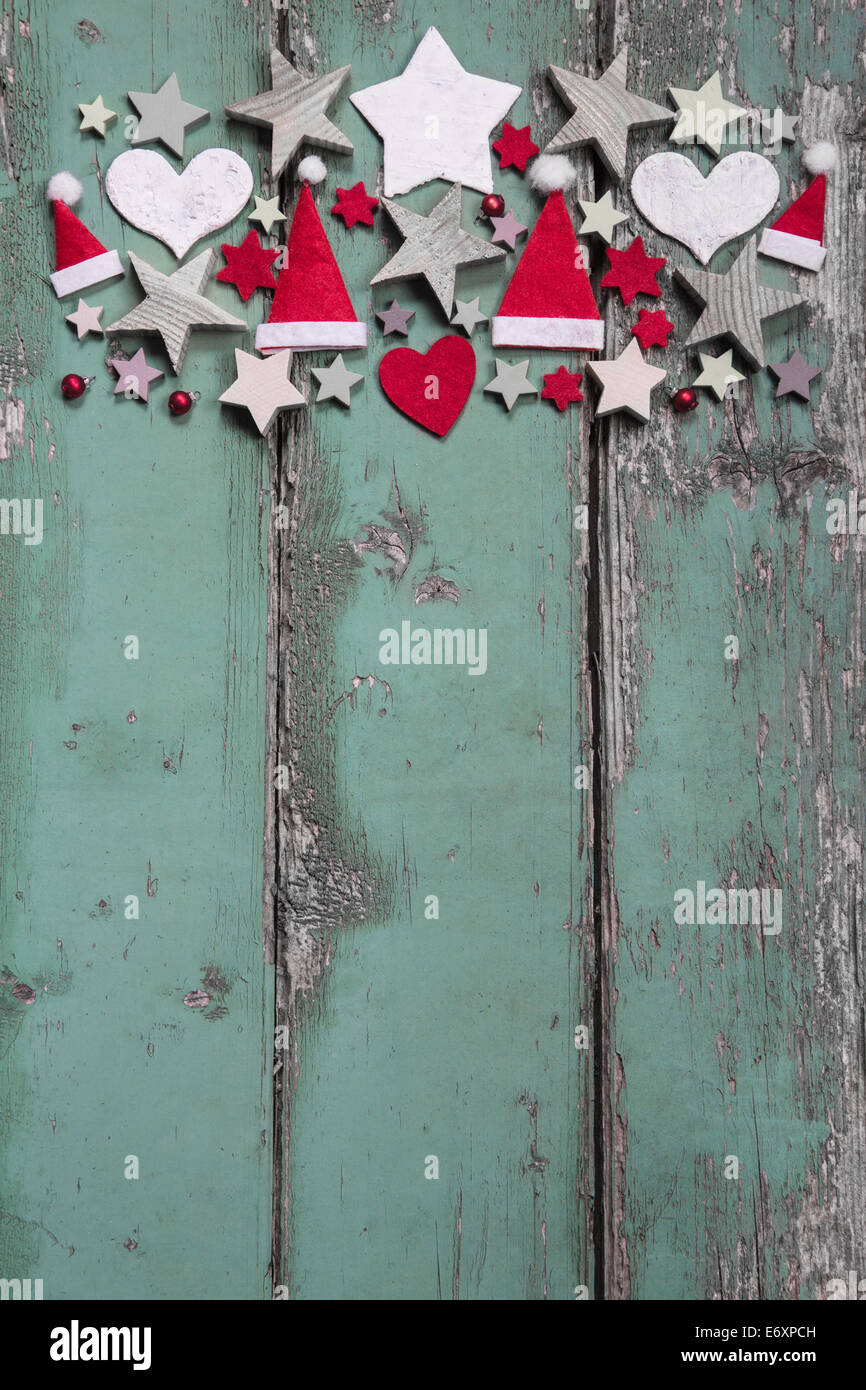 Weihnachts-Dekoration auf schäbige grünen hölzernen Hintergrund für einen Frame oben Stockfoto