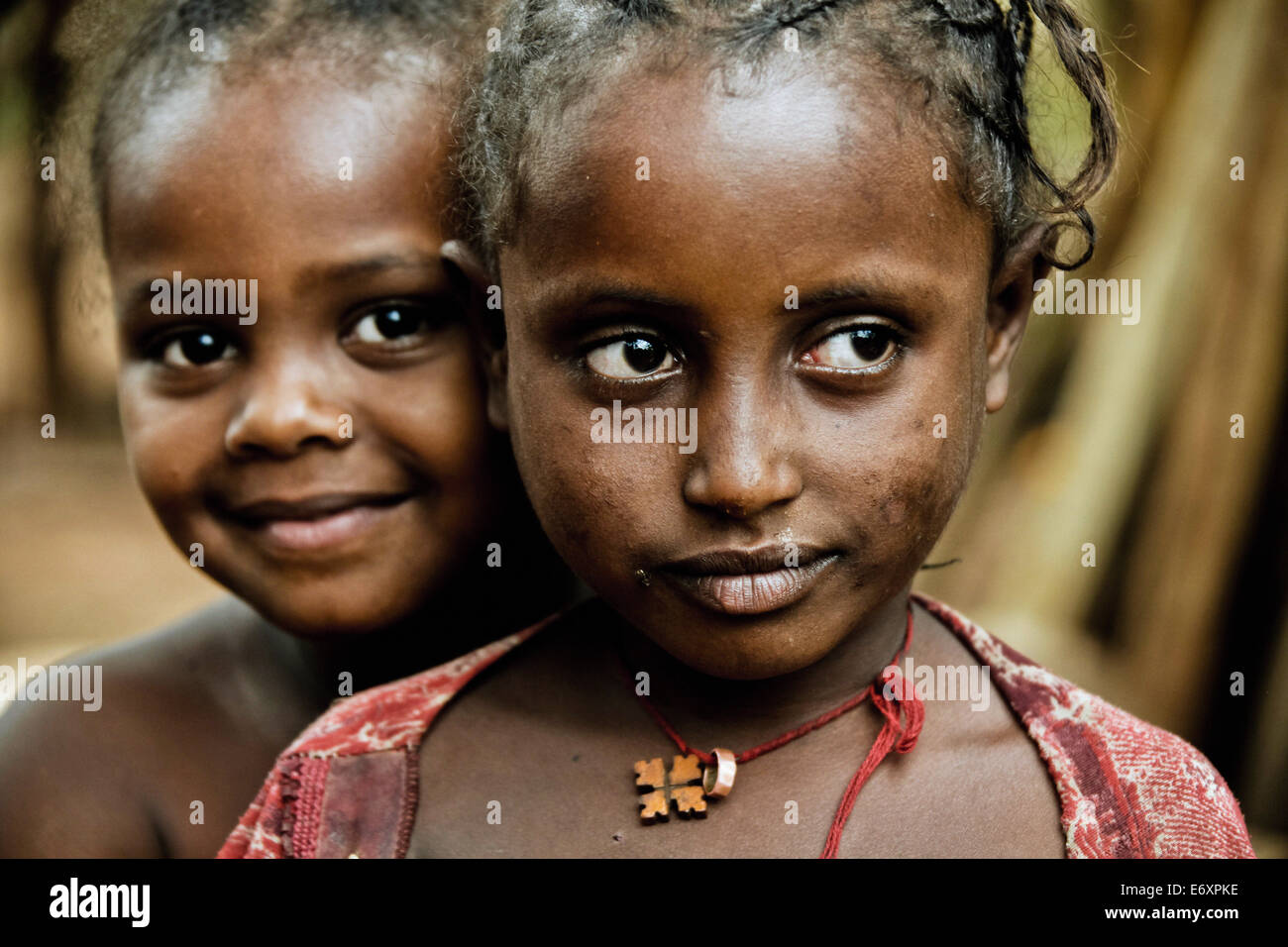 Zwei junge Mädchen aus dem Stamm Ari, Jinka, Süd-Äthiopien, Afrika Stockfoto