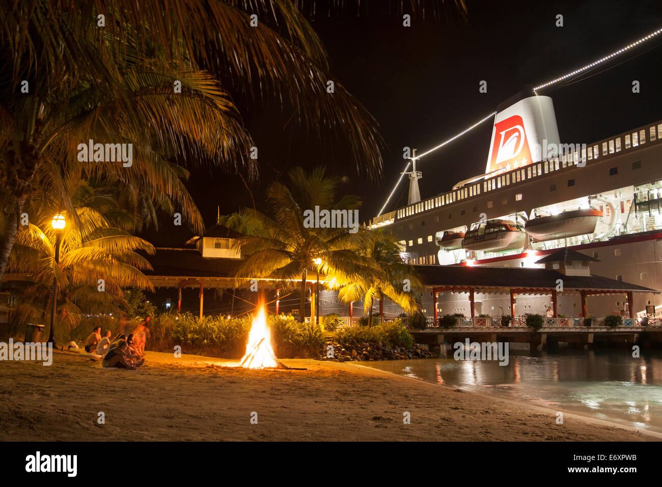 Beach-Party mit Lagerfeuer vor Kreuzfahrt Schiff MS Deutschland (Reederei Peter Deilmann) bei Nacht, Port Antonio, Portland, Jama Stockfoto